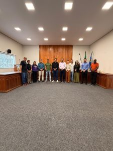 Leia mais sobre o artigo Prefeito Nondas Miranda realiza entrega simbólica de veículo à Associação Comunitária Sagrada Família na Câmara Municipal de Serro